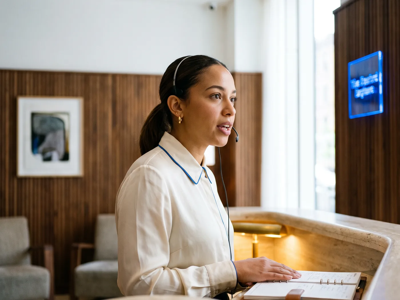 Recepcionista atendendo no balcão da clínica odontológica